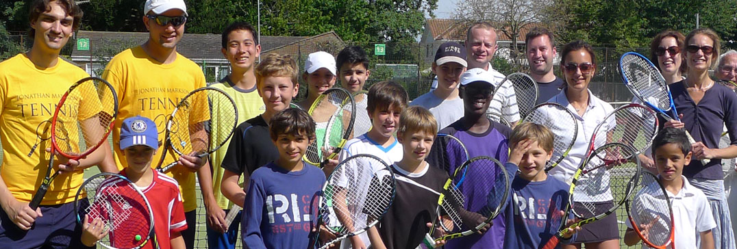 Jugadores en el campamento veraniego de tenis en Londres