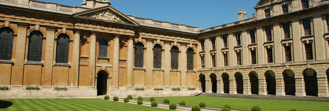 Patio interior del Queens College, Universidad de Oxford