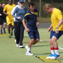 Sesión de entrenamiento físico en el curso de Barnes