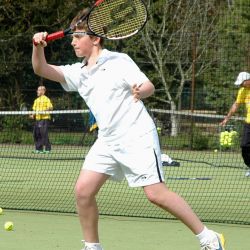 Curso de Tenis en Londres - Adolesciente da de derechazo