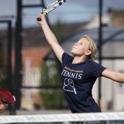 Oxford Tennis Camp - jugadora se estrecha para el smash
