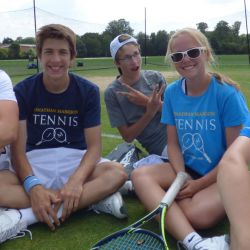 Amigos en el campamento de tenis