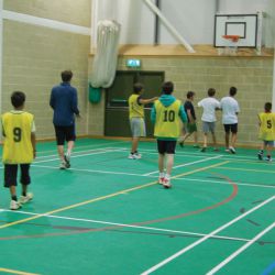 Los jugadores disfrutan del baloncesto - Yorkshire Tennis Camp